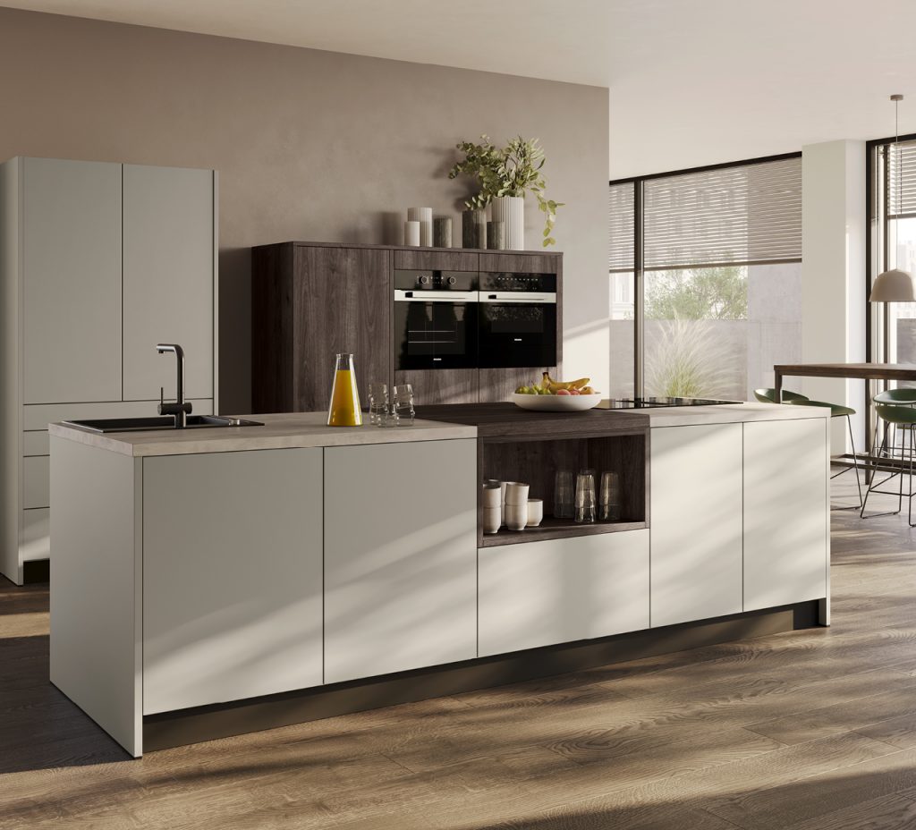 Moderne Küche mit heller Kochinsel, Spüle und Holzhochschrank