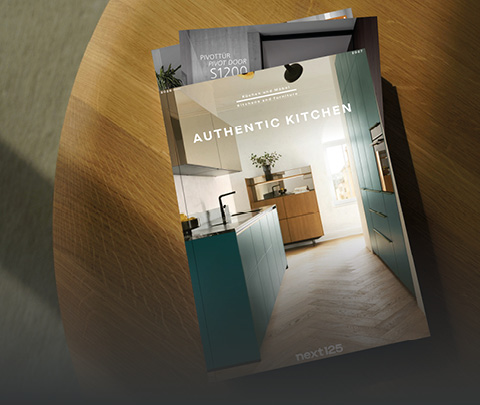 Küchenkatalog auf Holztisch, Link zu Küchenkataloge
